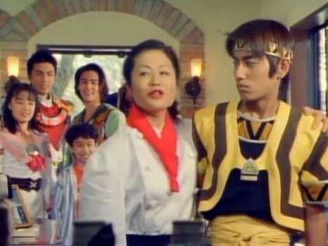 一番星 星獣戦隊ギンガマン 8話 イエローがひょんな事から出会うレストランのシェフ役に伊佐山ひろ子さん 最初は無愛想に料理を出す 北の国から で五郎に 子供がまだ食ってる途中でしょうが と怒鳴られた時のように でも最後は戦隊メンバーと