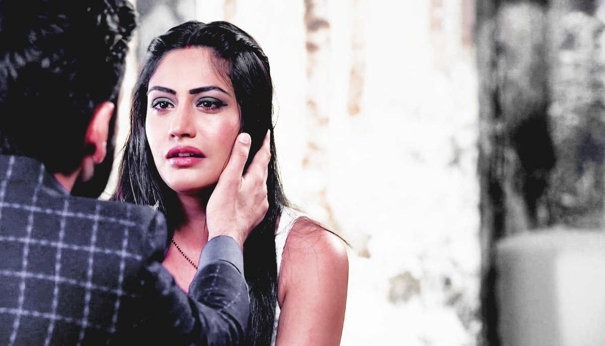 _heyitsanaya's tweet photo. "Annika, tum ro mat please. Main tumhare saath hoon, kuch bhi hojaye, I'm with you." *kisses her hands* 😭♥️😭♥️😭♥️ #Ishqbaaaz https://t.co/jE2uUM0puG
