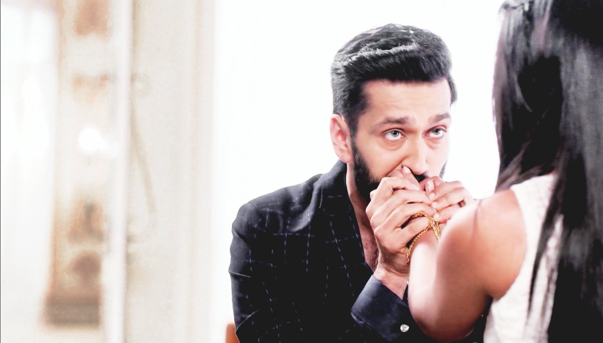 _heyitsanaya's tweet photo. "Annika, tum ro mat please. Main tumhare saath hoon, kuch bhi hojaye, I'm with you." *kisses her hands* 😭♥️😭♥️😭♥️ #Ishqbaaaz https://t.co/jE2uUM0puG