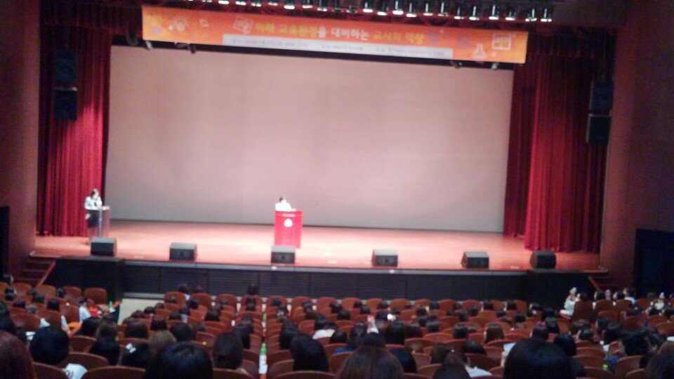 feddy345's tweet image. #성남시 #아동보육과
&amp;lt;2018 국공립어린이집 보육교직원 교육&amp;gt;
훌륭한 보육은 뛰어난 교육 담당자로부터 출발한다는 기조 아래 진행되고 있는 보육교직원 역량강화 교육 현장입니다. 성남시청 1층 온누리실에서 보육교직원 약 400여명이 참석하여 그 열정을 빛내고 있습니다^^