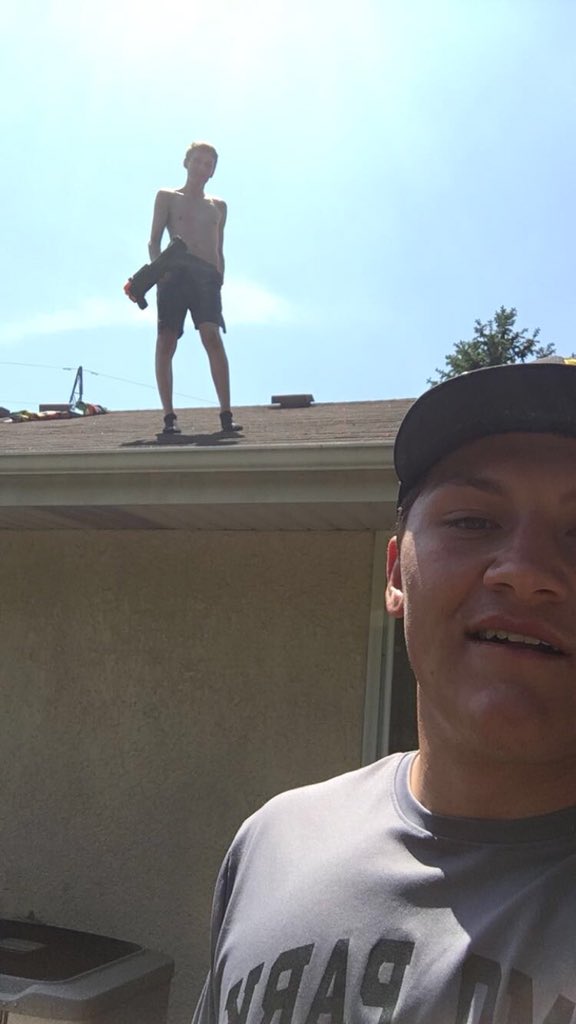 ComoNerf's tweet photo. Donny killed Aaron off his roof yesterday!! https://t.co/U38jFhxzKa