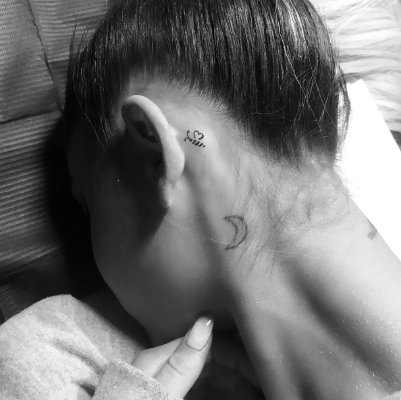 HITPARADEVZLA's tweet photo. #SepaQue La cantautora estadounidense, Ariana Grande, se ha tatuado una abeja detrás de la oreja; para honrar a los aficionados que perecieron y resultaron heridos en el atentado que hubo en el Manchester Arena el pasado 22 de mayo del año 2017 #Música #Venezuela https://t.co/Vpl3eB1kvx