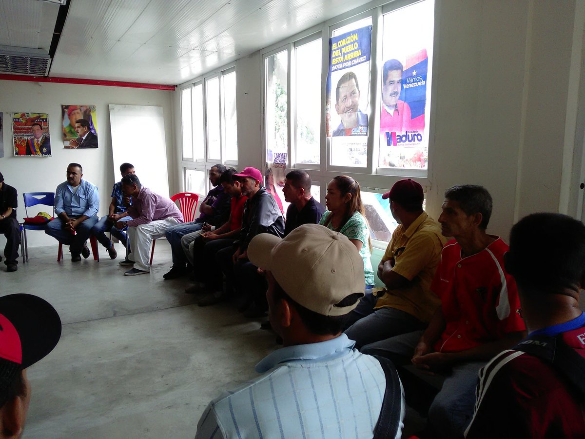 Eider_Torres's tweet photo. Parroquia Concepción activa. Reunión con nuestro camarada @LaraEberth discutiendo las líneas de acción a seguir de nuestro presidente @NicolasMaduro. @SEMATIribarren @AlcIribarren @luisjonaspsuv @dcabellor #JuntosEsPosible #JuntosPodemosMas https://t.co/GHrUVH8vvk