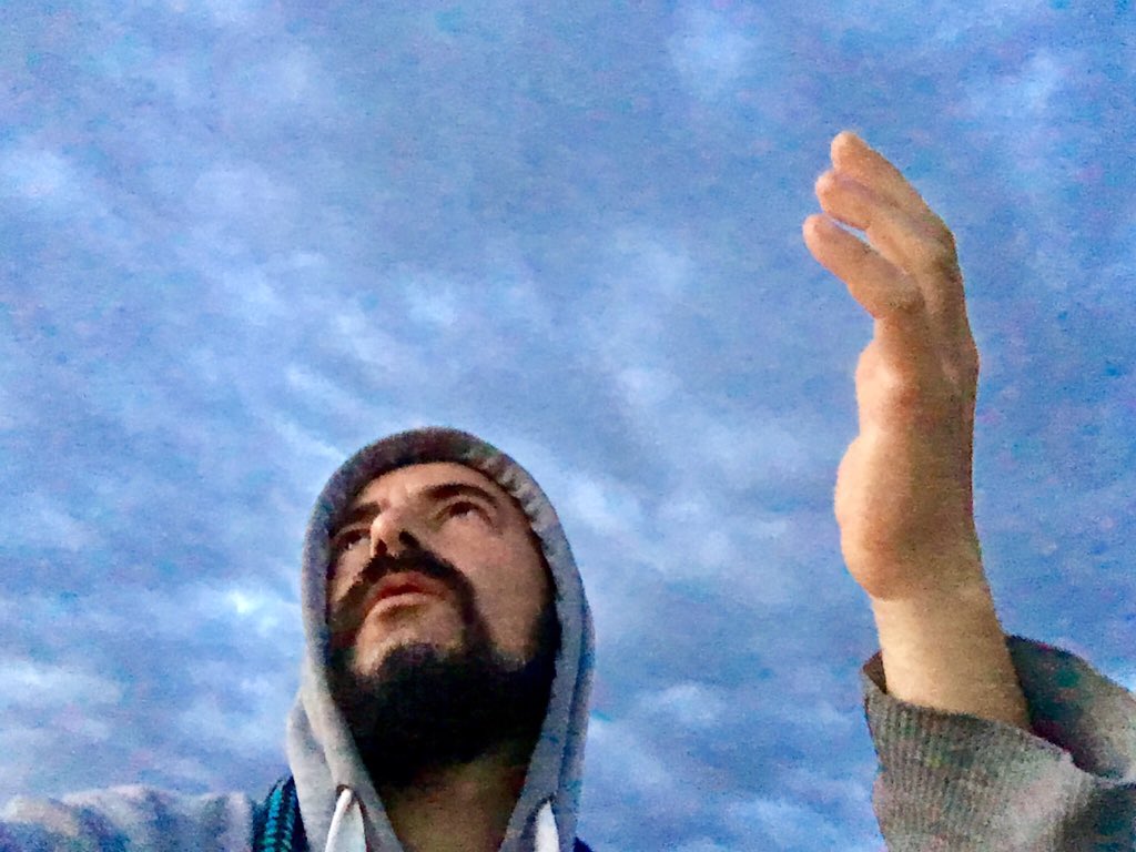 Perdona a aquellos que viven en el constante desasosiego; a aquellos que gozan con el enfrentamiento y no disfrutan con el éxito ajeno. Perdónalos porque aunque si saben lo que hacen...sólo hacen lo que pueden.