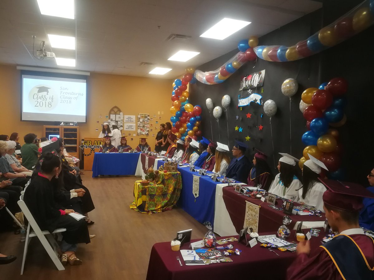El Cónsul de México en Orlando, Juan Sabines atestiguó la graduación de los mexicanos beneficiarios de #IMEBecas de Hope Community Center, institución que participa en el programa que respalda a jóvenes connacionales en sus estudios universitarios #GRAD #HCCApopka