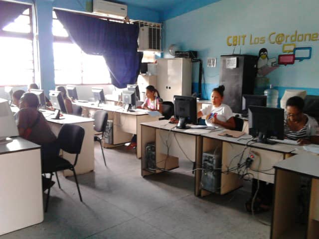 cbitcarabobo's tweet photo. Comuna "Grandes Ilustres" de la Urb Los CARDONES, sistematizando la data del Clap Casa por Casa en el @CBITLosCardones @Fundabit @vane_prieto https://t.co/mZGteVMN80