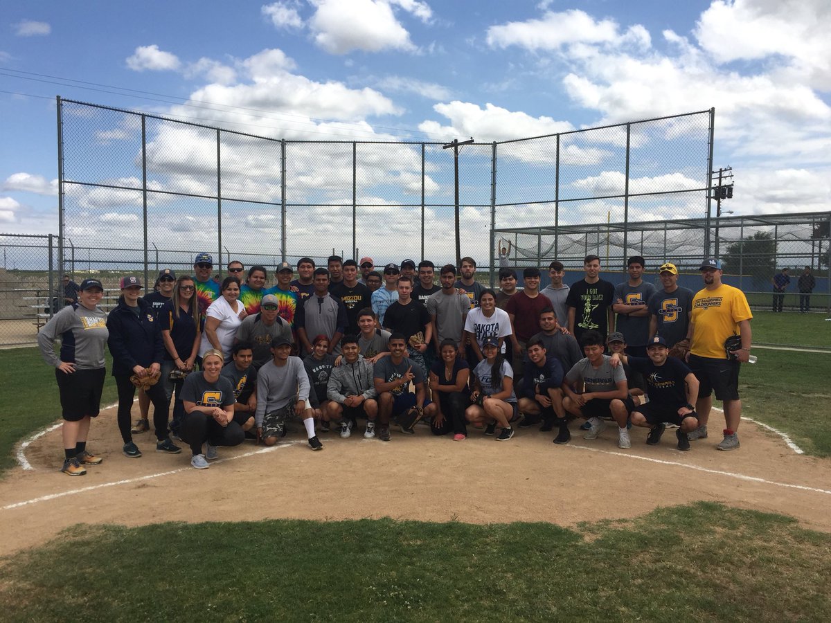 ShafterHigh's tweet photo. Seniors vs Staff Softball game. Seniors take it 7-5. Awesome staff, awesome kids! @shafter_high @General_Pride @KHSDAthletics @KHSD_Official https://t.co/gPhtsi1ayi