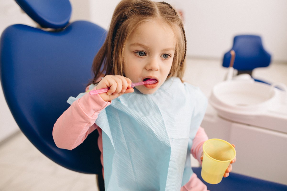 ¿A partir de qué edad se puede poner una ortodoncia? Los expertos recomiendan acudir al ortodoncista cuando el niño haya cambiado todos los dientes de leche (en torno a los 12 años) #saludbudodental #saluddentalinfantil #bucco #ortodoncia #odontologiaestetica