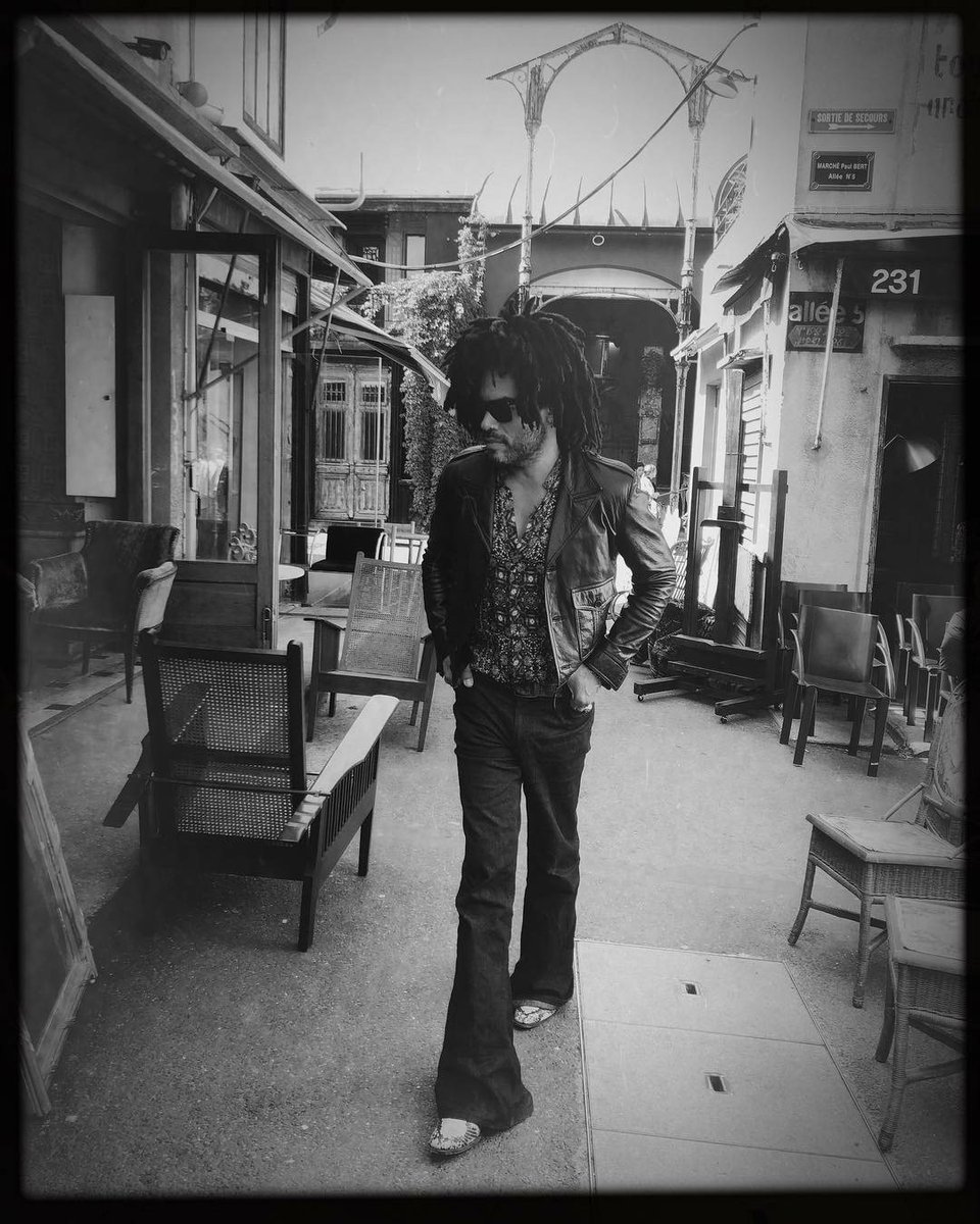 LennyFanzRock's tweet photo. @LennyKravitz 🎶 Low on is repeat Ooohhhh that feel good Music again 🎶! Got to keep it Low 💜 Drop With Me, Let Me Go, Got to keep Below! TY for the new groves Lenny. #RaiseVibration Pre-Release @AppleMusic inclu. It’s Enough  #LennyFans #LennyFam #LLR #LKlow Foto: @candyTman https://t.co/CGoUl3RQXx