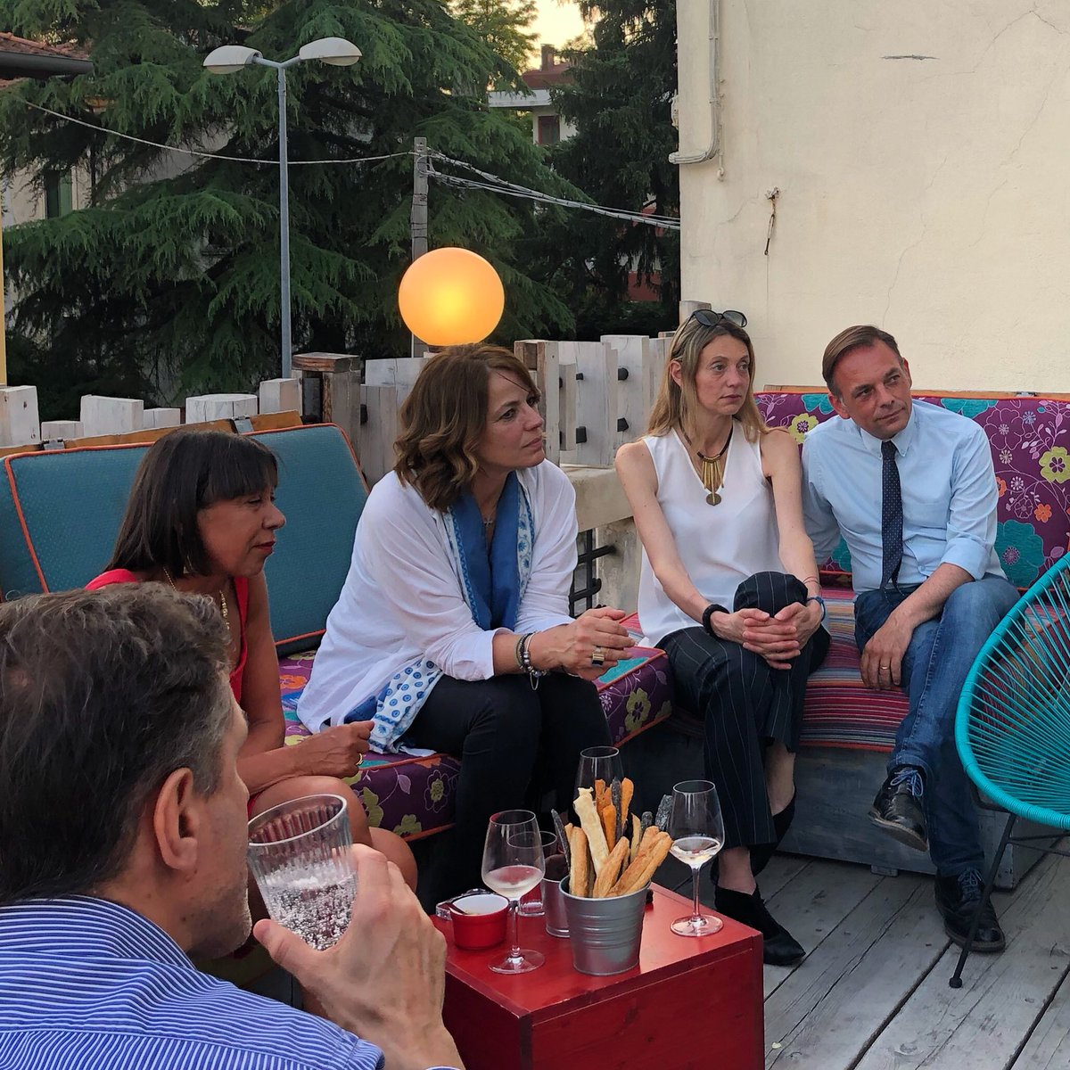 Ora con tanti amici, con il coordinatore provinciale Matteo Tosetto e con il candidato Michele Dalla Negra, per un aperitivo al ristorante Il Tinello, a #Vicenza. Forza Vicenza, #ForzaItalia! 🇮🇹 #RuccoSindaco