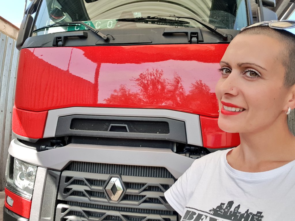 oticg's tweet photo. Despuรฉs de una maรฑana sin respiro, al fin saco un ratito para seguir con la creaciรณn de viernes #NosinElMorreteRojo #PasionRed #SoloCamionFestival #esteFindPromete #Felizviernes #NoMePierdoUnSarao #renaultTrucks #MaxiSpace #T520 https://t.co/qxaG8DwGMu