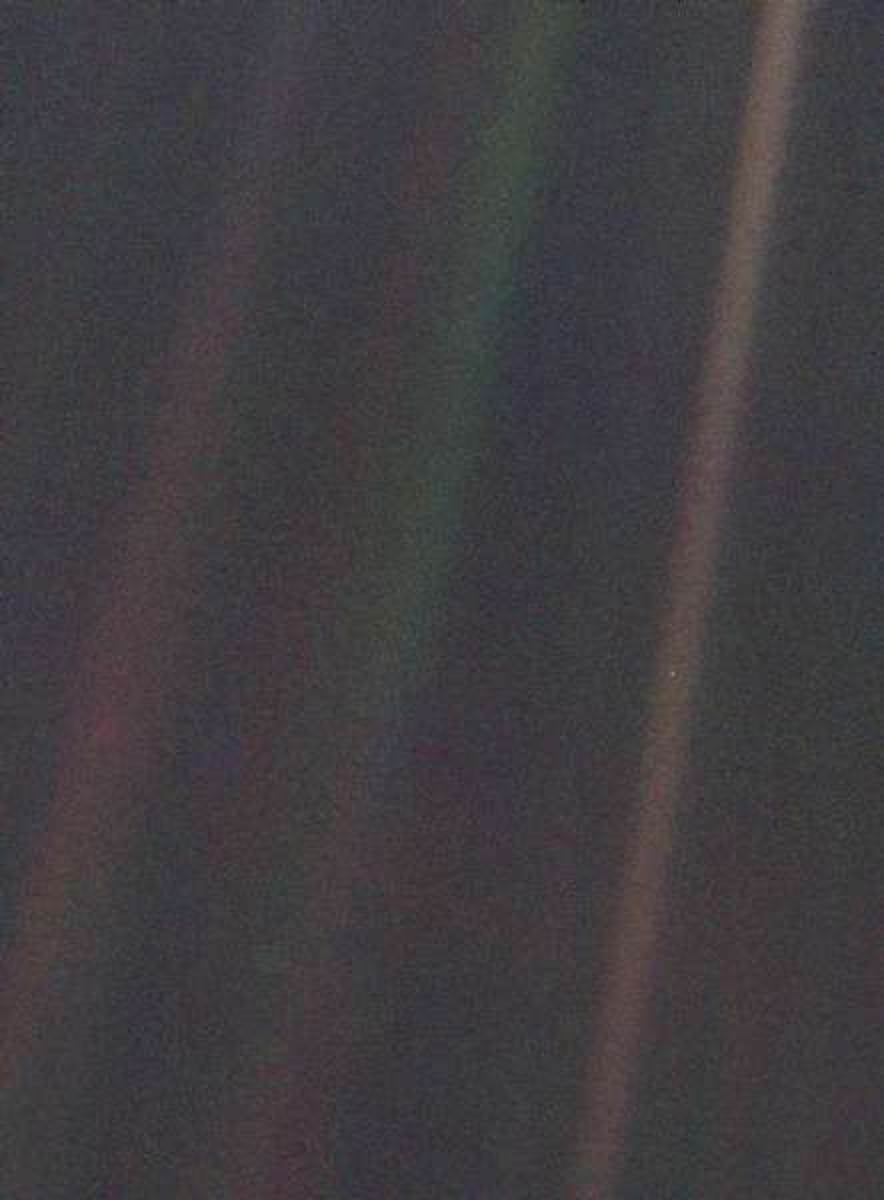 alex_riveiro's tweet photo. Fíjate bien en esta foto. Fue tomada por la sonda Voyager 1 el 14 de febrero de 1990, a 6.000 millones de kilómetros de la Tierra. Mucho más allá de la órbita de Plutón. Observó el Sistema Solar por última vez y nos dejó una imagen para la historia: un punto azul pálido. https://t.co/dSpQx5ni03