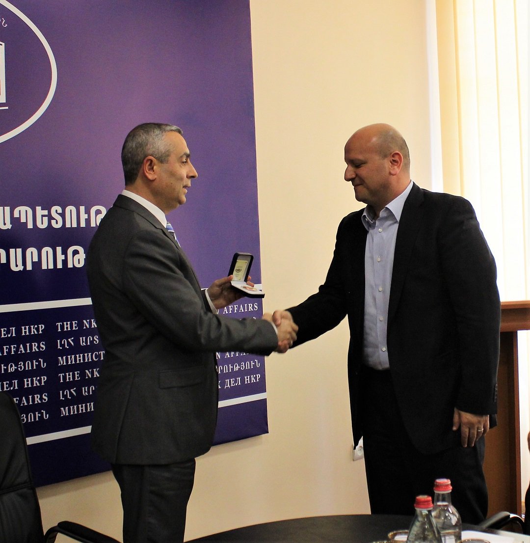 mfankr's tweet photo. #Artsakh (#Karabakh ) FM Masis Mayilian received Armenian Bar Association of the #USA @ArmenianBar delegation. 
Sides exchanged views on legal aspects of international recognition of Artsakh &amp; peaceful settlement of the conflict btw Artsakh &amp; #Azerbaijan.
https://t.co/oj9hFSNa3i https://t.co/efmA91fsEO