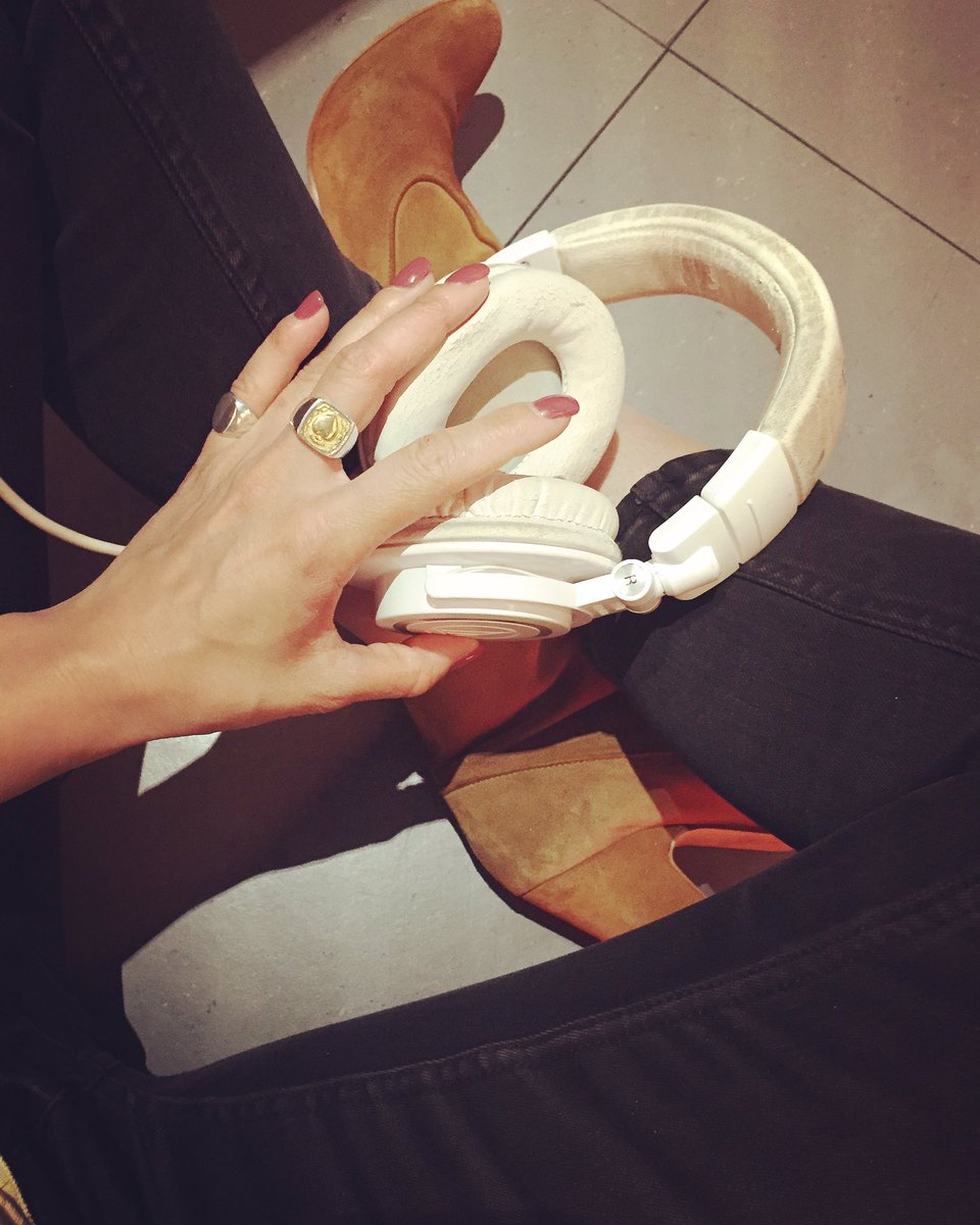 s_notargiacomo's tweet photo. Le mie fedeli amiche cuffie bianche suonano sempre! @RadioR101 😍 #onair #inradio #r101 #daje #music #accendetelaradio https://t.co/EKibBnN3kV