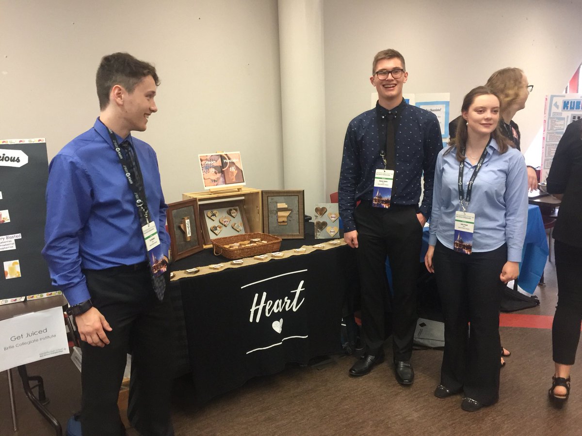 AnoMagnifico's tweet photo. @jaheart4 @nmcLRSD @louis_riel_sd @JAManitoba present #bizplan #tradeshow @StuClarkCentre #highschoolventurecompetition #quickthinking #planning #presenting #solvingproblems @TheWpgChamber @northforgemb https://t.co/vbgRynfkHw