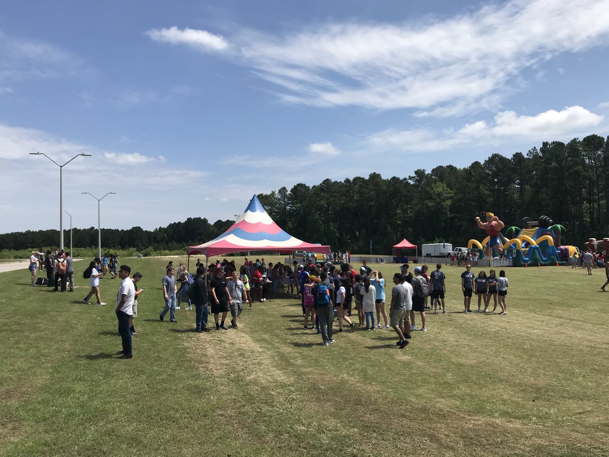 HairrJenna's tweet image. Enjoying our @CvhsClass2018 picnic today...Such beautiful weather @TheOfficialCvHS to celebrate these students!!  #ClevelandProud