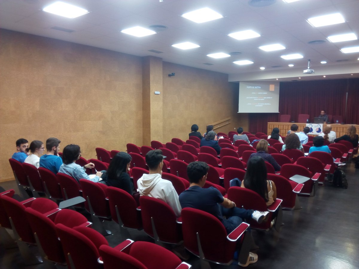 ozecai_tw's tweet photo. Conferencia de Alejandro Barranquero @uc3m y @RICCAP_org "Saber ver, vigilar y ser los medios. Estrategias para el cambio mediático". I Seminario #RECCUS en la #FCom de @unisevilla https://t.co/1XEJgHPRKL