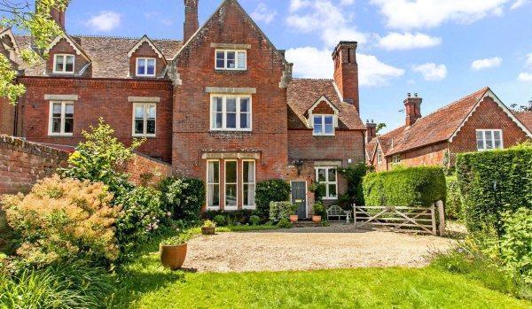 Zoopla's tweet photo. Mortgage customers waste £53.3m a year by sitting on lenders’ standard rates https://t.co/Zl8jNqg3qa #property #mortgage #zoopla https://t.co/9kI8be4rDX