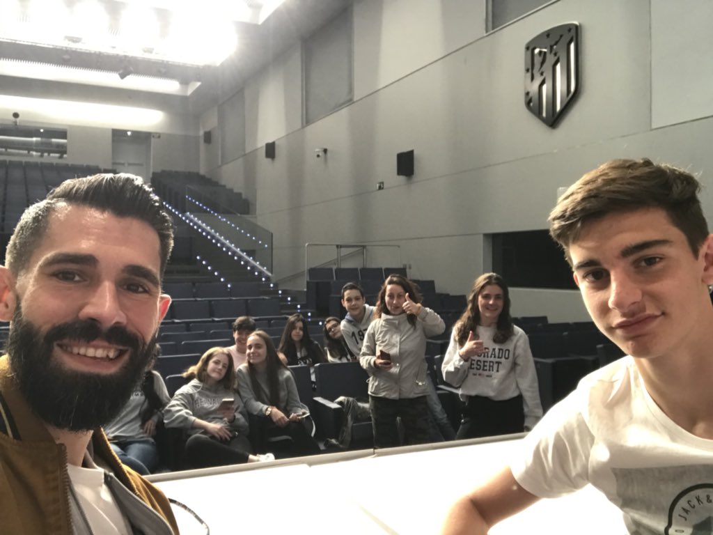 alejandro_geh's tweet photo. 1. #los3terceros y #loscuartos Al final no se pasó tan mal, o qué????? #serprofemola #excursion @Atleti https://t.co/ptmB3TIyXA