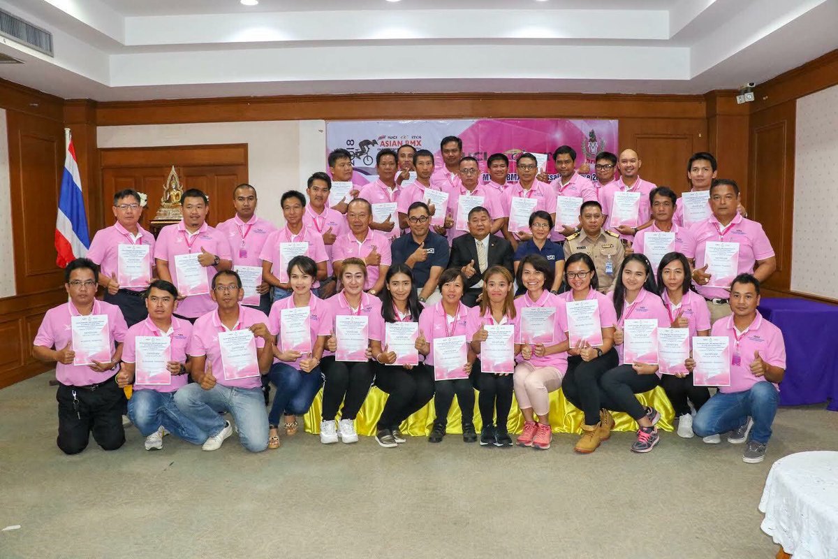 พลเอก เดชา เหมกระศรี นายกสมาคมกีฬาจักรยานแห่งประเทศไทย ในพระบรมราชูปถัมภ์ เป็นประธานในพิธีปิดการอบรมผู้ตัดสินกีฬาจักรยานประเภทเสือภูเขา และบีเอ็มเอ็กซ์ระดับชาติขั้นพื้นฐาน รายการ “The Basic National Commissaire Course BMX and MTB” โดยมี วิทยากรจากสหพันธ์จักรยานนานาชาติ (UCI)