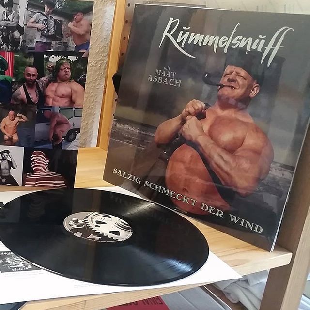 Rummelsnuff's tweet photo. Jetzt neu: Das #Rummelsnuff #Doppelvinyl - #worldwide  https://t.co/kb32b4Hqa4 #vinyl #Schunkelpogo 
#MaatAsbach #Shantys #Strommusik #Arbeiterlieder #salzigschmecktderwind #sliwowitz @eisenkumpel #bouncer #berghain #türsteher #electro @outoflinemusic19… https://t.co/WaWYvWmlql https://t.co/y6Bo2Fkuzc