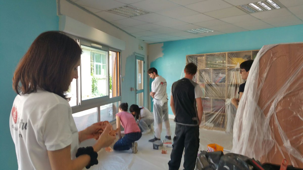 CaissepargneLR's tweet photo. #SemainedelaSolidarité S'unir pour #êtreutiles 
Nos collaborateurs et administrateurs aident l'Institut Médico-Educatif "Les Mûriers"
➡️Objectif : rénover la médiathèque pour améliorer le cadre de vie des jeunes en situation de #handicap mental. Une très belle mission citoyenne https://t.co/kgi08mFqlY