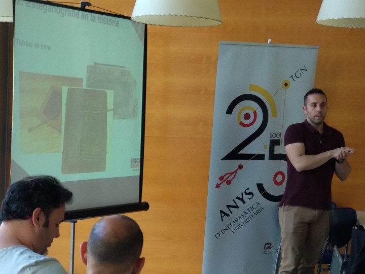 interh4ck's tweet photo. Primera charla @hackandbeers estenagogafria por @fikih888 con cerveza gracias a @sophosiberia @deimurv @universitaturv https://t.co/433a8ysQCi