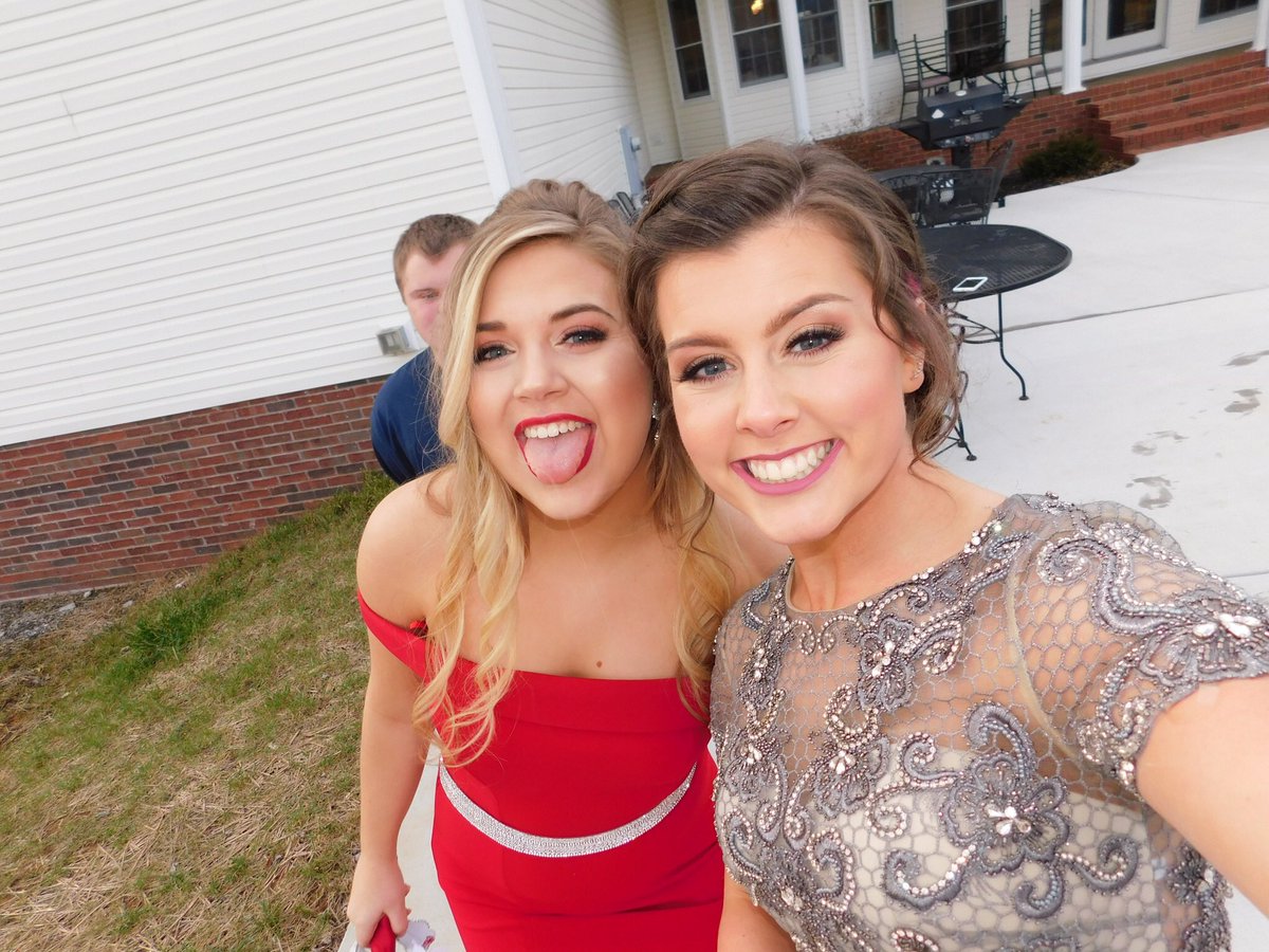 HalleRhea's tweet photo. Endless love for this birthday girl 💗 have the best day Cam!! https://t.co/BDFzHg61nb