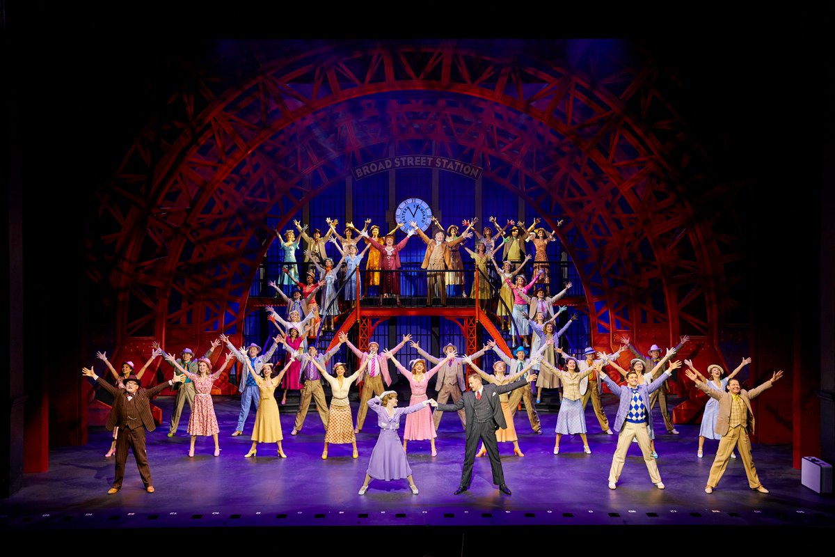 42ndStreetLDN's tweet photo. #FunFact: our stage at the @TheatreRoyalDL has the steepest rake in the West End meaning that it slopes down from back to front to allow our audiences to see cast members no matter where they are on the stage! https://t.co/2D1joj3EdN