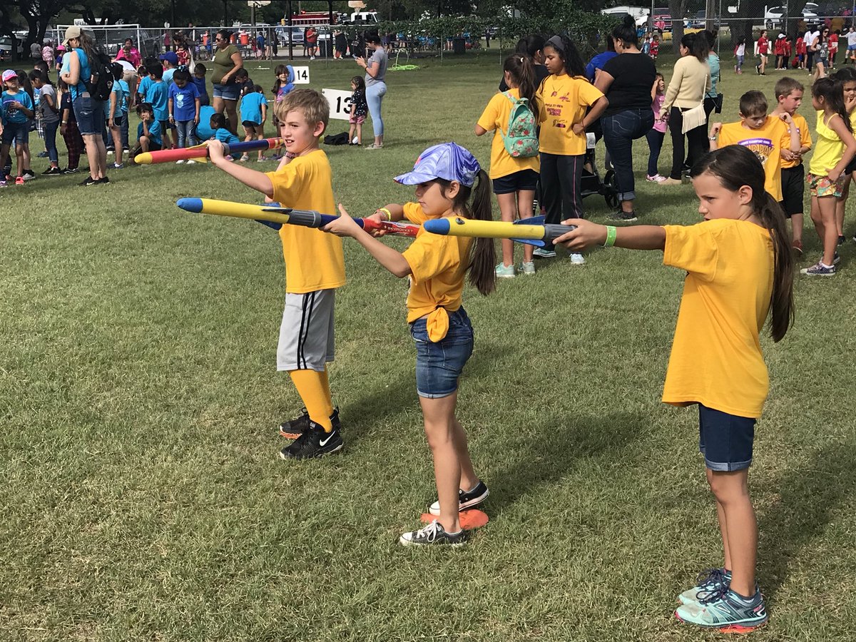 MrsWright1st's tweet photo. Field day sure was hot, but we had fun! We loved having soldiers from @forthood help us out! #FESFamily17 #FES2017 #fieldday #texasheat https://t.co/opgvHQPYRV