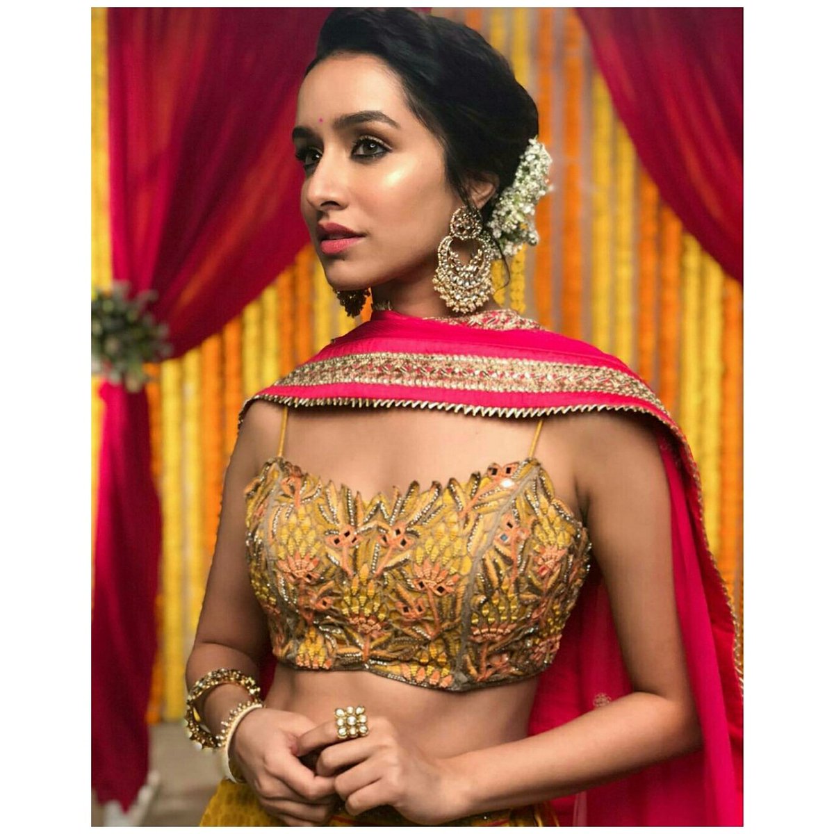 here4shraddha's tweet image. Regrann from @shraddhanaik26-  Gorgeousness 🔥 @shraddhakapoor for @veetindia 
#hilighteronpoint #kohleyes #pinklips 
#makeup @shraddhanaik26
#muassist @areebahgani
#hair @AmitThakur26
#styling @tanya1ghavri
#managermode @jinal