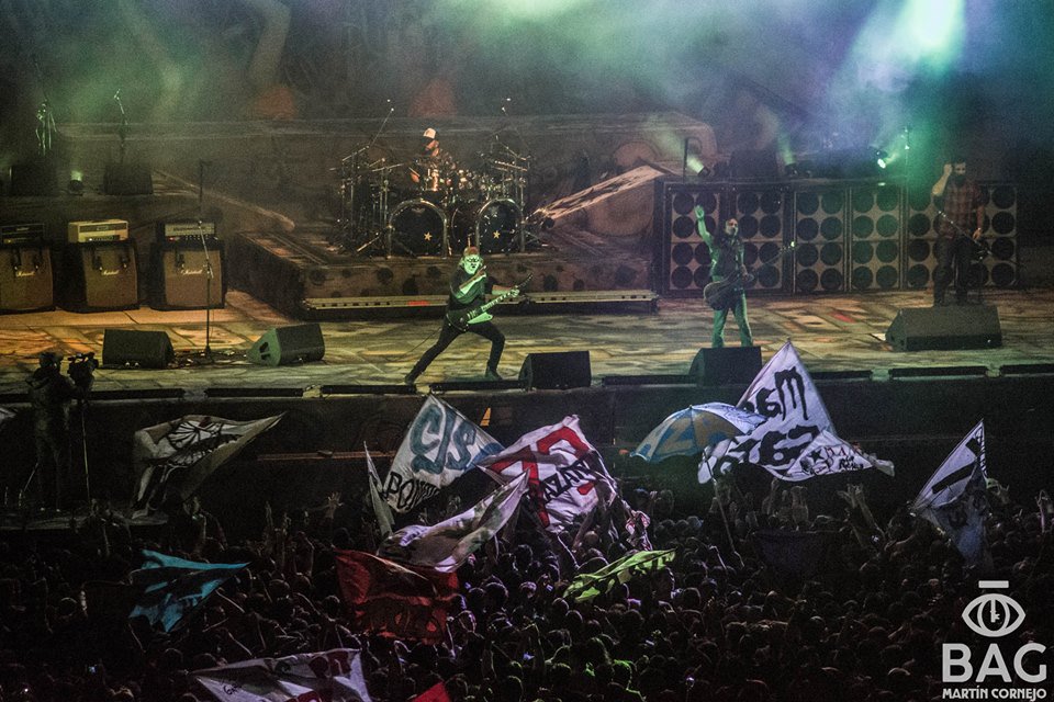 "De la voz gritando sangre, de su corazón.
Palpitando la furia de la bestia rock" #LaRengaEnRosario
👇👇👇
goo.gl/P5xbVu 
📸 <a href="/Martincor73/">Martin Cornejo</a>