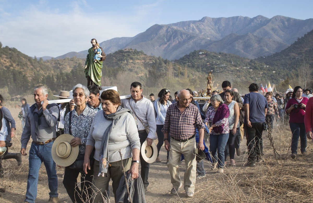 MunidePaine's tweet photo. FELIGRESES PIDIERON A SAN ISIDRO SU INTERCESIÓN POR LA LLUVIA
Los vecinos de Pintué realizaron una procesión el 20 de mayo con la imagen de San Isidro de la iglesia San Miguel de Rangue, con la esperanza de recuperar la laguna de Aculeo #TodosConAculeo @alcaldedepaine https://t.co/0osOl4nrkp
