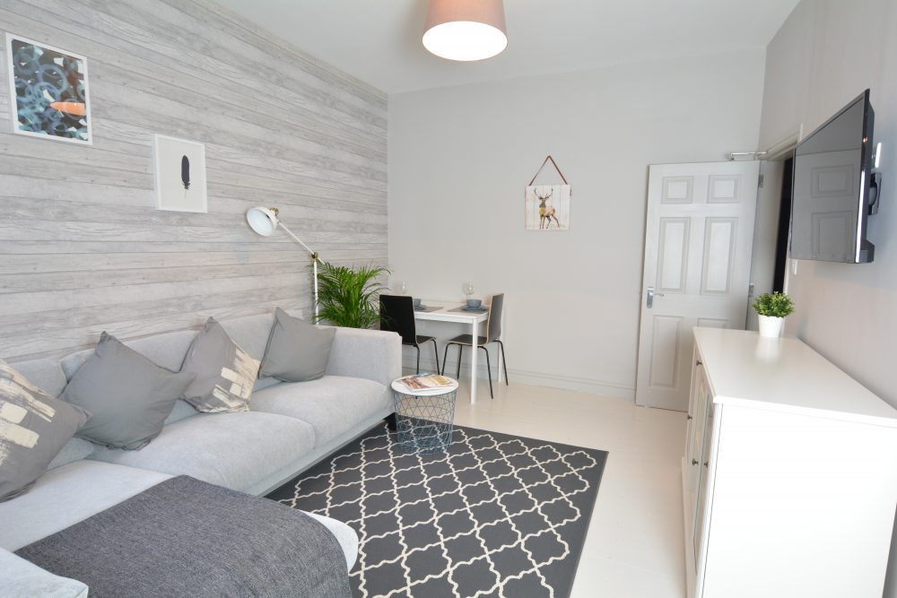 vincentburch's tweet photo. Can you still achieve style on a budget? Check out the minimal chic of this mini HMO renovation: https://t.co/MXxPuZjeQn https://t.co/MPPhp1ljiM