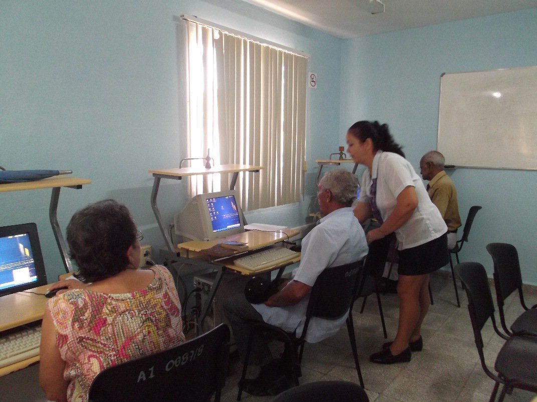 Eb Cuba, todas las personas, incluidos los adultos mayores, tienen derecho a acceder a la informatización desde los #JovenClub. El#EstadoCubano no deja al margen a ninguno de sus ciudadanos. #DDHHCuba