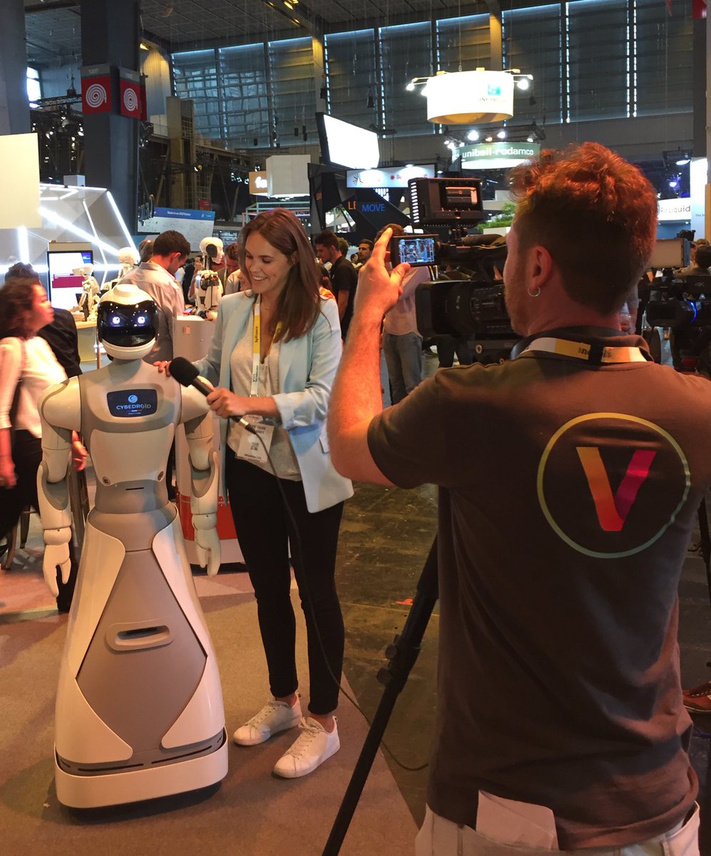 VictoireRivaton's tweet image. Échanges nourris et rencontres passionnantes à @VivaTech. Passion interview et innovation. - Big up à toute l’orga et à @yunikonprod !#Vivatechnology2018 #Robot