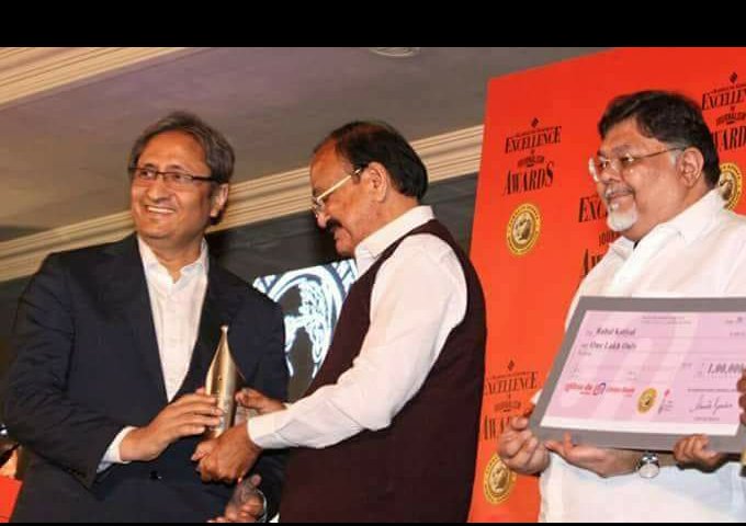 SaleemChauhan15's tweet photo. @RoflRavish एक वक़्त था जब वेंकैया नायडु ने NDTV पर बैन लगवाया था, और फ़िर उनको रविश कुमार को उत्कृष्ट पत्रकारिता का रामनाथ गोयनका अवॉर्ड देना पड़ा.
ये रविश हैं, आपको रास्ते पर ज़रूर लायेंगे. https://t.co/WfA0TYhJee