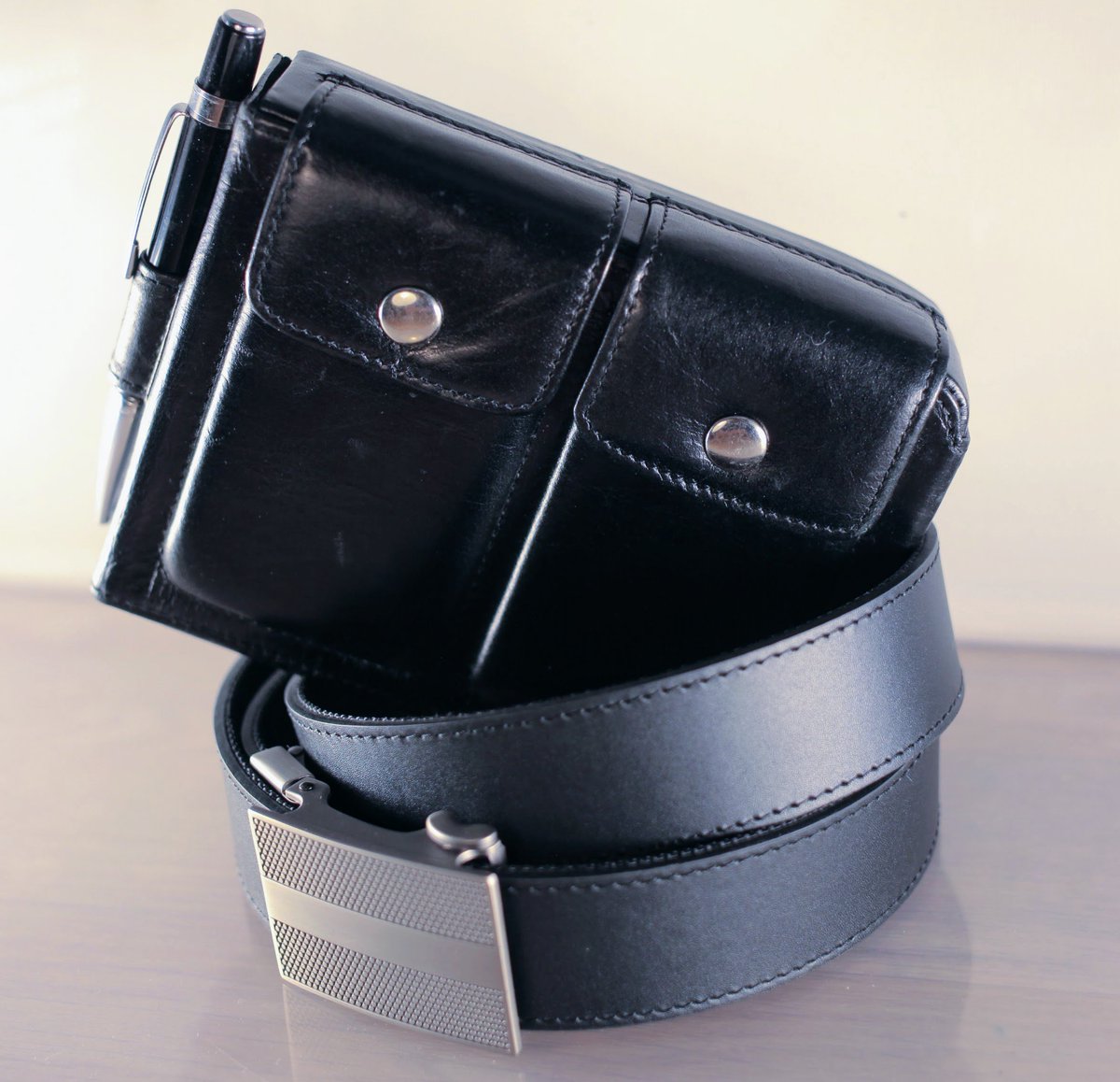 ImposterHolster's tweet photo. Black is the new black! 😎 - it's a fanny-pack for firearms of sorts and people love it! Our holsters and our belts are #topgrain leather and made to last. #Imposterholster easy access for safety. https://t.co/4NLGMojUVm