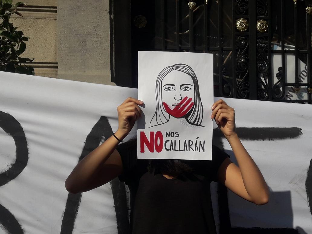 Chileokulto's tweet photo. Ahora: Estudiantes en #TomaPUC realizan una gran cadena humana formada en el frontis de Casa central #TomaUC #TomaFeminista https://t.co/XgKy2kk5HB
