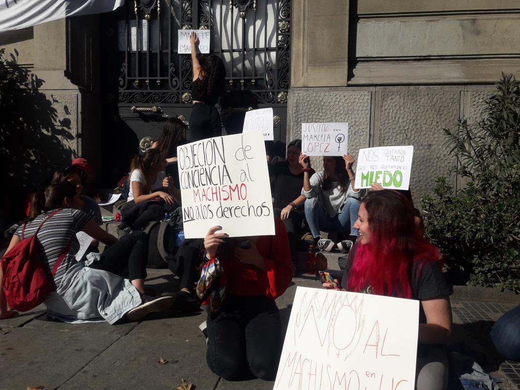 Chileokulto's tweet photo. Ahora: Estudiantes en #TomaPUC realizan una gran cadena humana formada en el frontis de Casa central #TomaUC #TomaFeminista https://t.co/XgKy2kk5HB