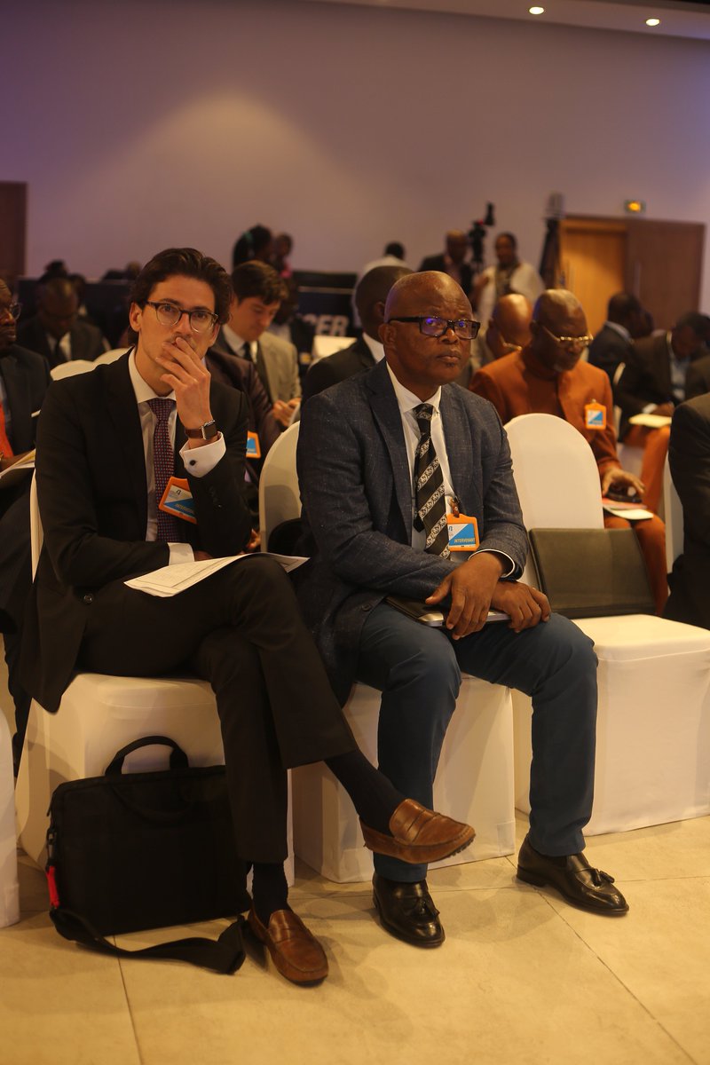 AssisesRDC's tweet photo. @AssisesRDC 💡J5/Clôture: 
🔴#DIRECT
#RDC: Présentation à présent du rapport final des travaux des assises sur l'électricité par le secrétariat technique. https://t.co/MFlIIk62vj