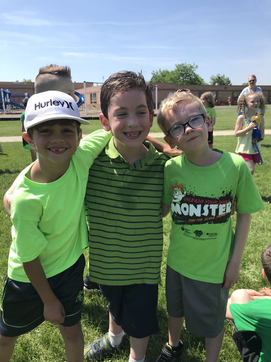MrsConnerSLP's tweet photo. @GlacierRidgeD47 Field day fun in the sun! 🎉☀️#polarbearpride https://t.co/mGa3siqbJI