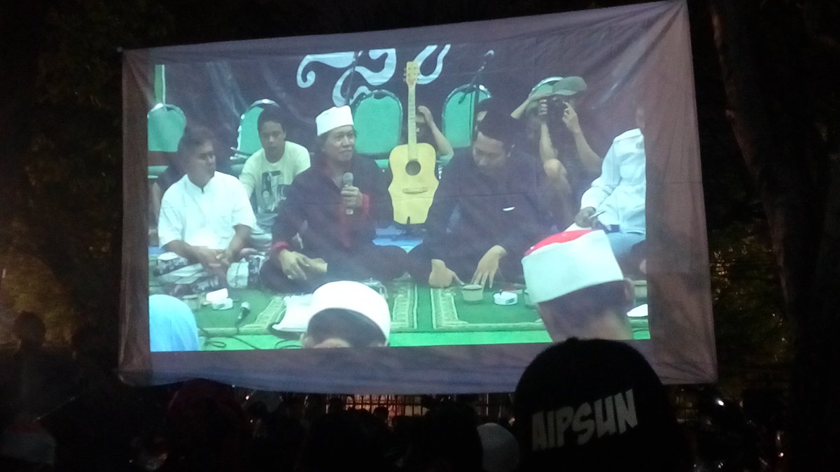 Semakin anda semeleh(berserah diri) kepada Alloh, maka semakin anda bersyukur pada Alloh. 
Semakin anda tidak banyak menuntut Alloh, maka semakin banyak Alloh memberimu.
Selalulah perbanyak bersyukur, maka akan banyak rezeki yang tak terduga. #CakNun #GSMei #MaiyahSemarang 🙂