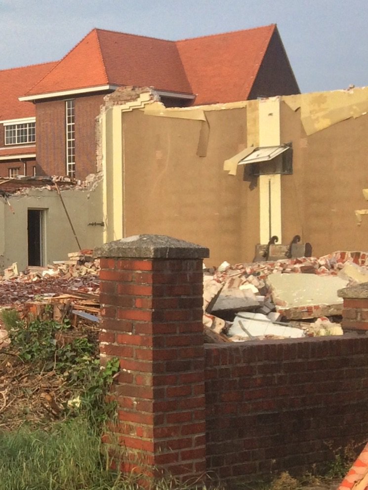 royleppink's tweet image. De laatste stille getuigen van de oude gymzaal aan de Jeugdkerkstraat in #Winterswijk #Sloop