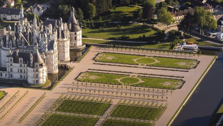 Chateau De Chambord Jean D Haussonville Est Dans Le District De Haidian Commune Du Palais D Ete Pour La Preparation D Un Colloque Franco Chinois Au Domainechambord Sur Le Theme La Philosophie Et