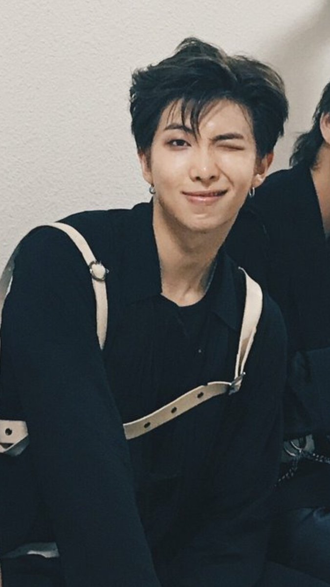 flirtsjoon's tweet photo. so you're telling me they're the same person or what https://t.co/4QAAC5MXYV