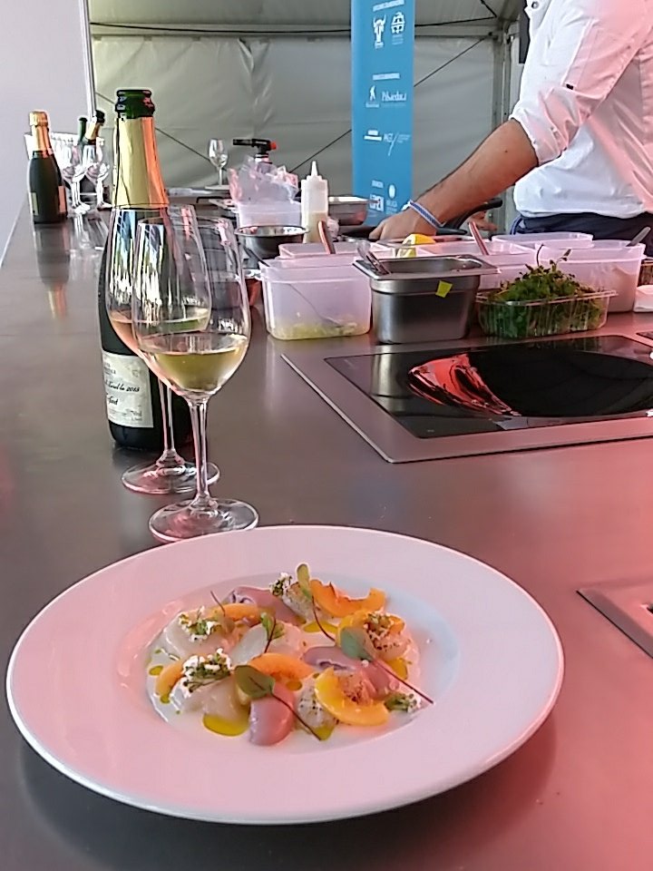 MLGastrofest's tweet photo. En directo hablando de producto local y técnica global con @alcalagar de @kavamarbella #showcooking #MGF18 https://t.co/p1tYqyvQtz
