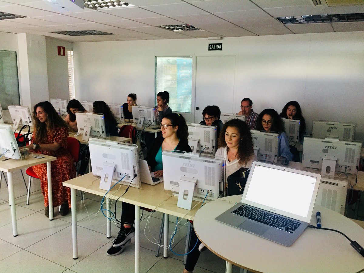 Rafa_Arjonilla's tweet photo. El equipo 108 del #cursodecommunitymanager con cara de optimizar títulos Seo para mejorar los contenidos de @gar_veo #clase29 https://t.co/aODangnIiV