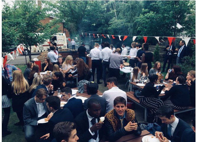 RodingValleyHS's tweet image. A lovely way for our Yr13 students to spend their last afternoon in RV. #Bbq #bestfriends #brilliantstaff and #fondfarewells  - Our science garden complete with #bunting