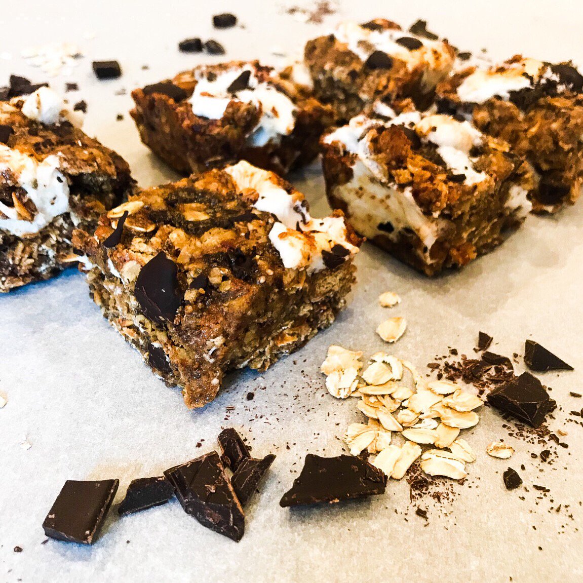 meghanhalter's tweet photo. Gimme gimme s’more, gimme s’more of these gooey s’more bars. Road tripping & BBQing calls for loads of snacks. These bars are serious #snackinggoals with chia seeds & toasted oats for energy & fiber, plus dates for sweetness. Thanks to @freshoffthegrid for the recipe! #smores https://t.co/28wBEkP1w1